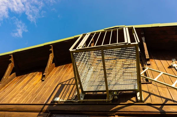 Varanda metálica da varanda de madeira com o céu azul no fundo em um dia ensolarado — Fotografia de Stock