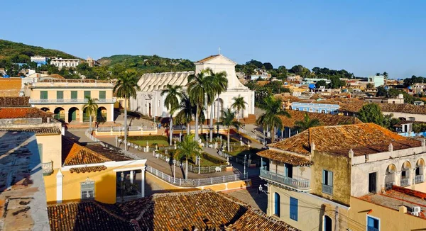 Hoge hoek opname van een stadsgezicht met kleurrijke historische gebouwen in Cuba — Stockfoto