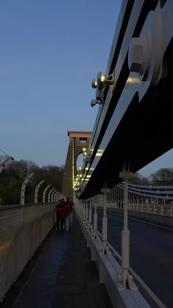 Tiroteio vertical da ponte de suspensão Brunel em Bristol, Reino Unido à noite — Fotografia de Stock