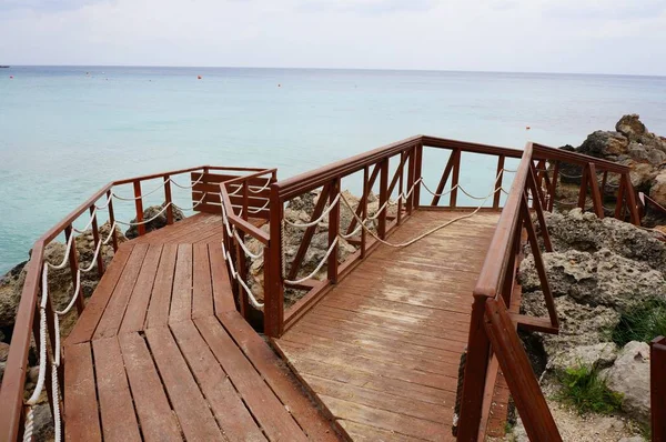 Belle photo d'un quai en bois près de la plage sous le ciel bleu — Photo