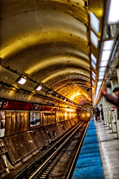 Vertikalt skott av ett tåg som anländer till tunnelbanestationen — Stockfoto