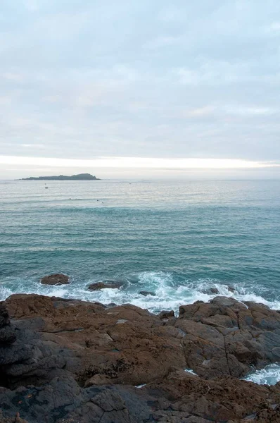 Vertikal bild av Sopelana stranden i Vizcaya, Spanien på en dyster dag — Stockfoto