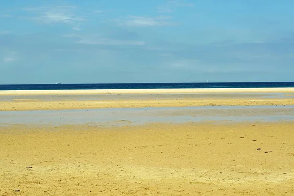 Prachtig beeld van het zandstrand en een strand aan de horizon in Tarifa, Spanje — Stockfoto