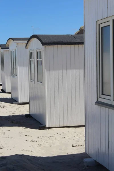 Fila di cabine bianche sulla spiaggia di Lokken, Danimarca — Foto Stock