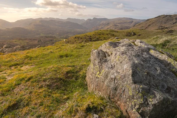 Vista hipnotizante dos campos e das montanhas cobertas na grama em Peak District — Fotografia de Stock