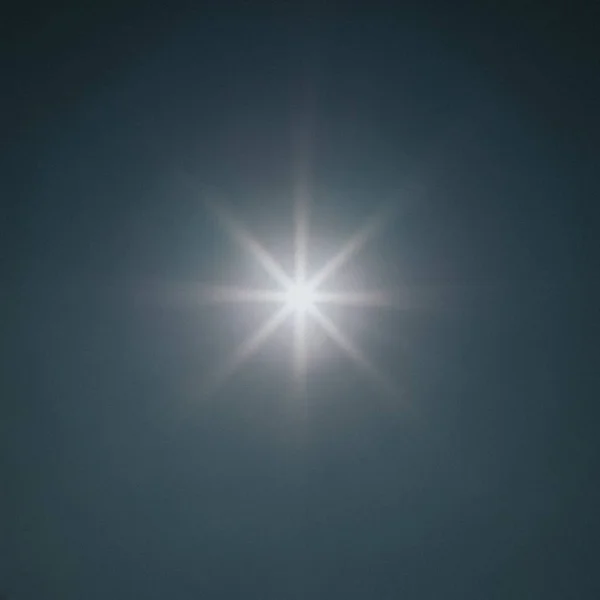 Κάθετη λήψη φωτοβολίδας λευκού φακού σε γαλαζωπό φόντο — Φωτογραφία Αρχείου
