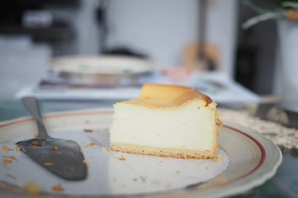 Nahaufnahme eines weißen Keks auf einem Teller — Stockfoto