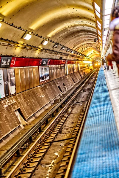 Pionowe ujęcie pociągu dojeżdżającego do stacji metra — Zdjęcie stockowe