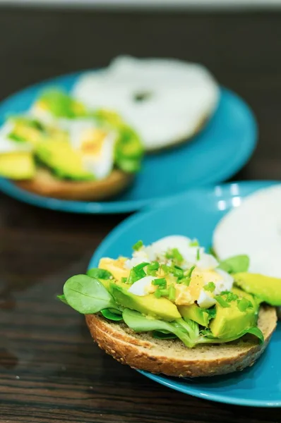 Крупный план тоста с авокадо на зеленой тарелке — стоковое фото