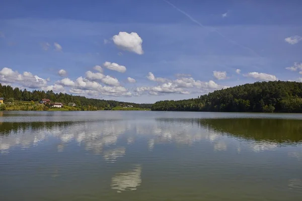 Nagylátószögű felvétel a Smartinsko tóról, Celje település, Savinjska régió, Szlovénia — Stock Fotó