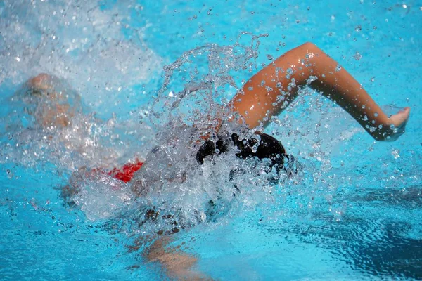 Närbild skott av en simmare som tränar i poolen — Stockfoto