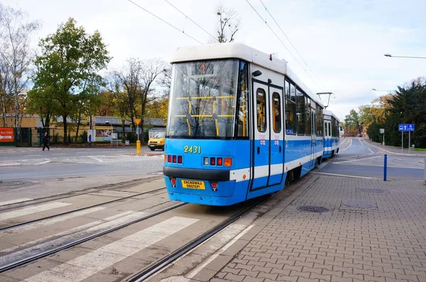 Wroclaw Polen 2013 Blaue Straßenbahn Passiert Kreuzung Zentrum Der Stadt — Stockfoto