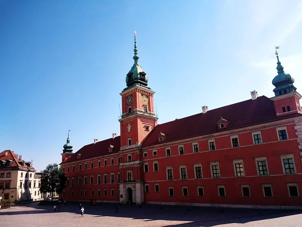 Onderaanzicht van het Koninklijk Kasteel in Warschau, Polen — Stockfoto