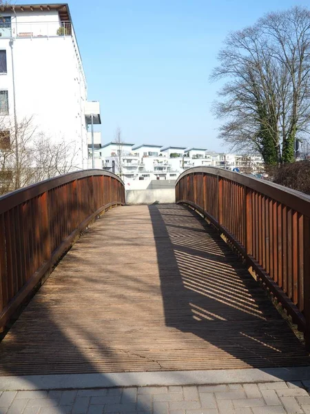 Вертикальный снимок моста, ведущего к другому зданию — стоковое фото