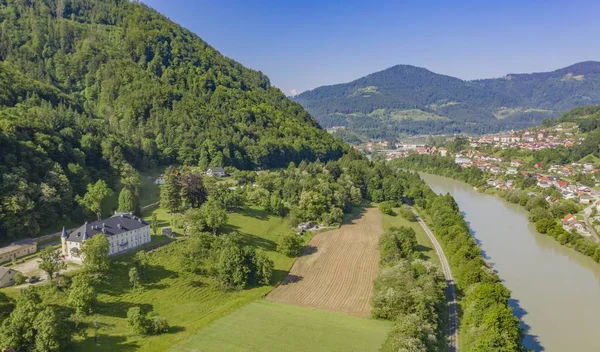 Foto impresionante de la ciudad de Dravograd y del río Drava en un día soleado en Eslovenia. — Foto de Stock