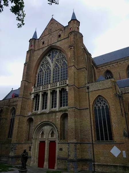 Saint-Salvator Kathedraal onder een bewolkte hemel in Brugge in België — Stockfoto