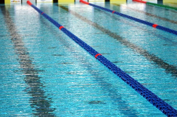 Alto ângulo de tiro de uma piscina profissional em um centro de esportes — Fotografia de Stock