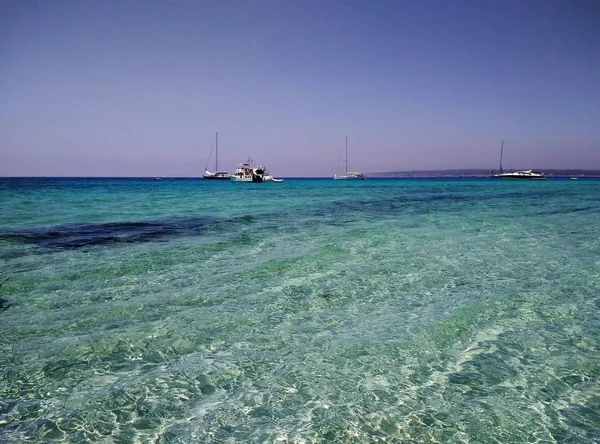 Prachtige opname van het wateroppervlak en boten drijvend in Formentera, Spanje — Stockfoto