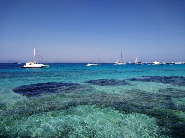 Schöne Aufnahme weißer Boote an der Küste vor Formentera, Spanien — Stockfoto