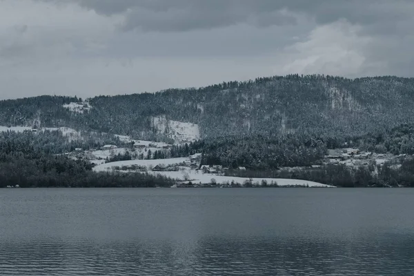 Uma Vista Panorâmica Lago Tranquilo Com Vista Para Árvores Alpinas — Fotografia de Stock