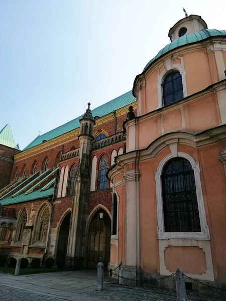 Vue verticale du dôme et du flanc de la cathédrale Saint-Jean-Baptiste à Varsovie (Pologne) — Photo
