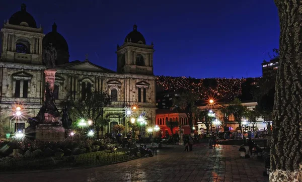 Bolivya 'daki Murillo Plaza' nın karanlık mavi gökyüzü ile güzel bir görüntüsü. — Stok fotoğraf