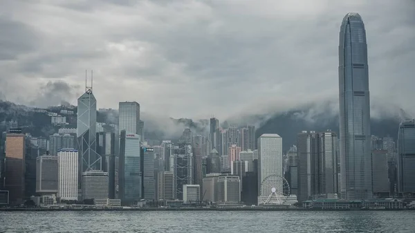 Beautiful shot of buildings under a cloudy sky in Hong Kong — Stock Photo, Image