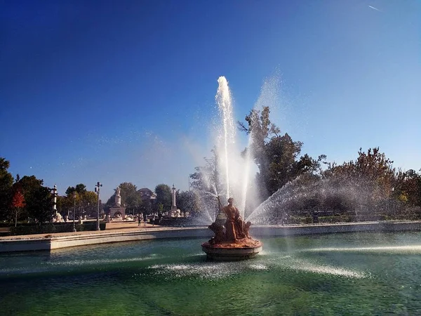 Bellissimo scatto di una fontana funzionante ad Aranjuez, Spagna. — Foto Stock