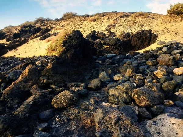 Piękne ujęcie czarnych skał na plaży Fuerteventura, Hiszpania. — Zdjęcie stockowe