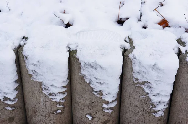 公园里被雪覆盖的漂亮的石片 — 图库照片