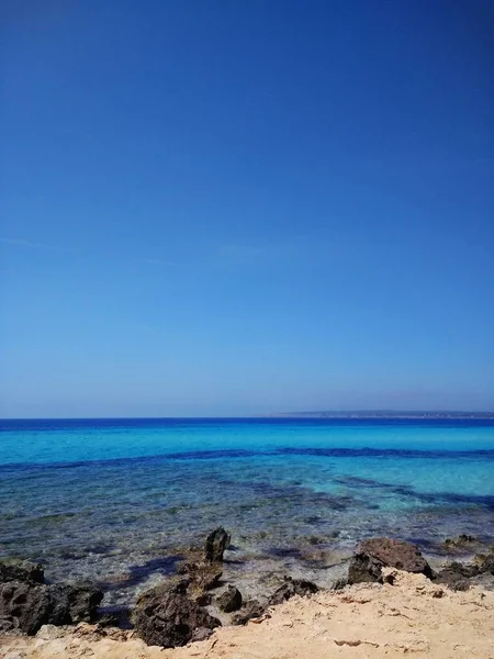 Verticale opname van het wateroppervlak vanaf het strand in Fuerteventura, Spanje — Stockfoto