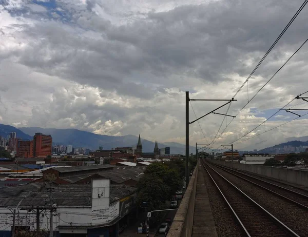 非常に曇りの日に空と街を見下ろす電車のトラックからのワイドショット — ストック写真