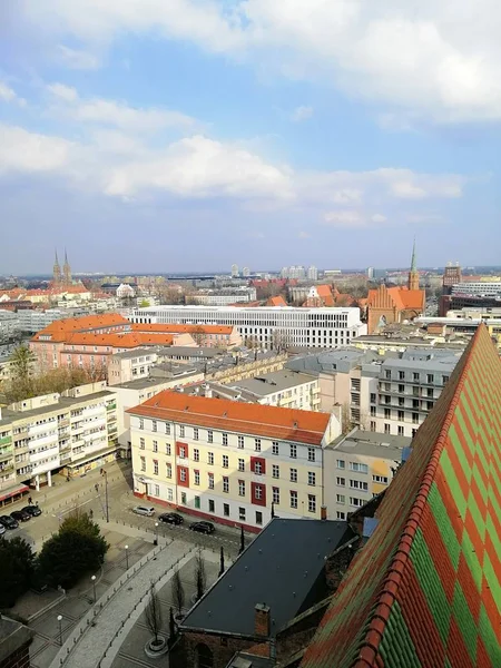 Tiro vertical da vista da cidade de Wroclaw, Polônia a partir da altura de um telhado — Fotografia de Stock