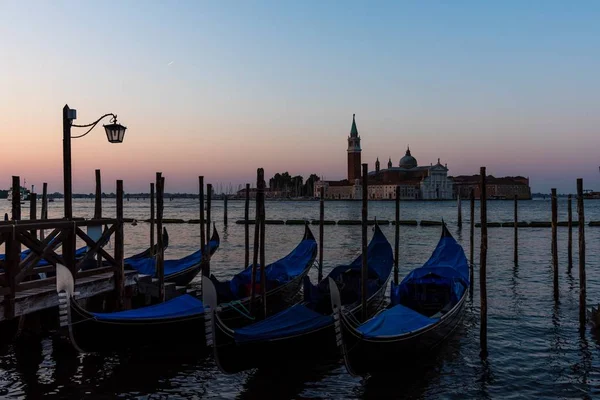 ゴンドラスは夜明けにイタリアのヴェネツィアの運河に駐車 — ストック写真