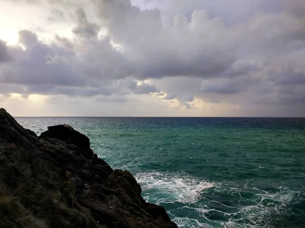 Piękny widok na morze od skalistej plaży Fuerteventura, Hiszpania. — Zdjęcie stockowe