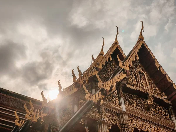 Baixo ângulo tiro de belo design de um templo em bangalô, tailândia — Fotografia de Stock
