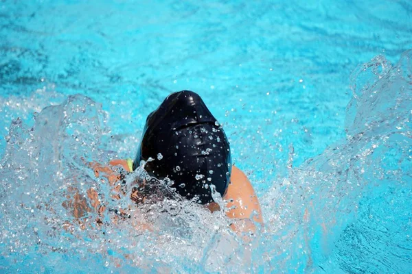 Encerramento tiro de um nadador praticando na piscina — Fotografia de Stock