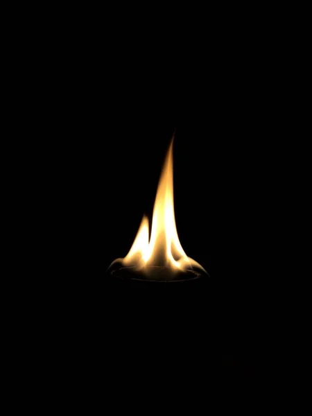 Vertical shot of a beautiful flame with a pitch-black background — Stock Photo, Image