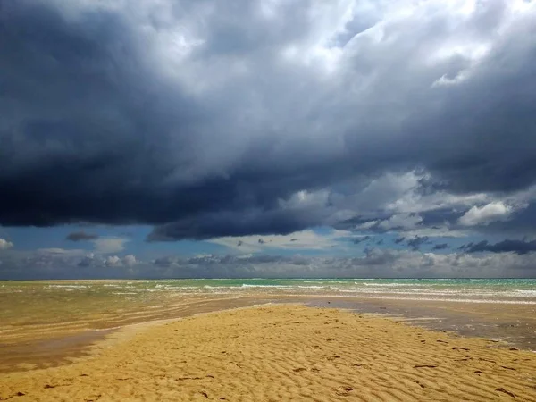 Disparo de la playa de arena en Fuerteventura, España durante un clima tormentoso. — Foto de Stock