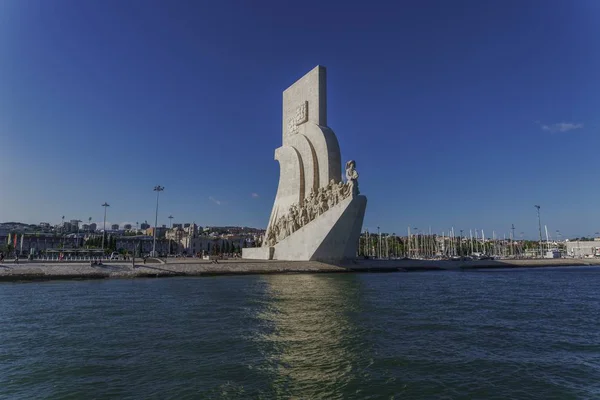 Monumento a los Descubrimientos rodeados por el río bajo el cielo azul de Lisboa, en Portugal. — Foto de Stock