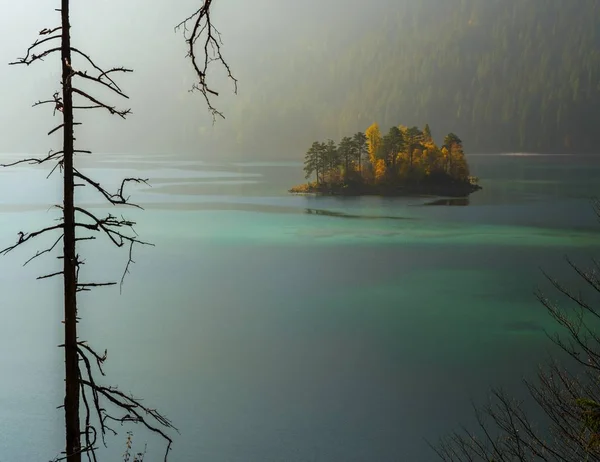 Una Vista Impresionante Del Lago Zugspitze Rodeado Bosques Eibsee — Foto de Stock