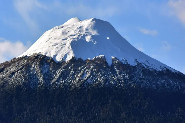 Een Prachtig Uitzicht Besneeuwde Bergen Rotsen — Stockfoto