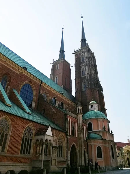 Vertical shot from behind of Cathedral of St. John the Baptist in Warsaw, Poland — Stock Photo, Image