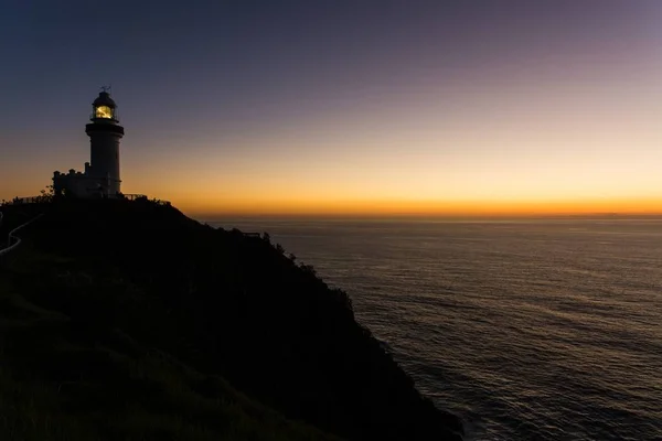 Schöne Aufnahme Eines Leuchtturms Auf Der Klippe Meer — Stockfoto