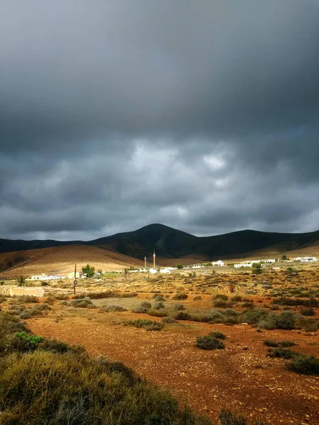 Вертикальний постріл сухих долин і пагорбів у тіні перед штормовою погодою у Фуертевентурі (Іспанія). — стокове фото