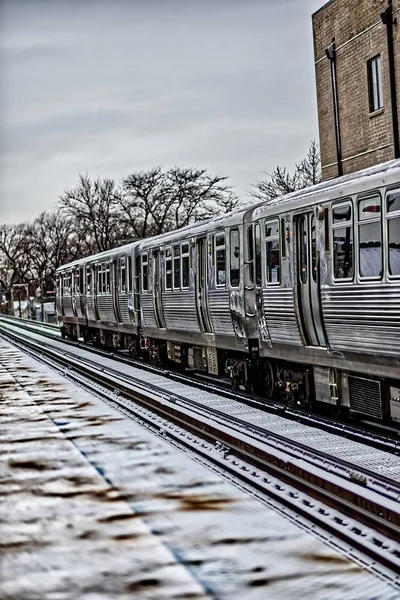 Tåg anländer till en järnvägsstation på vintern — Stockfoto