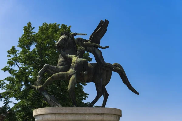 Ponte Della Vittoria Statue umgeben von Bäumen im Sonnenlicht und blauem Himmel in Italien — Stockfoto