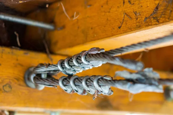 Nahaufnahme eines an den Seilen hängenden Holzes — Stockfoto