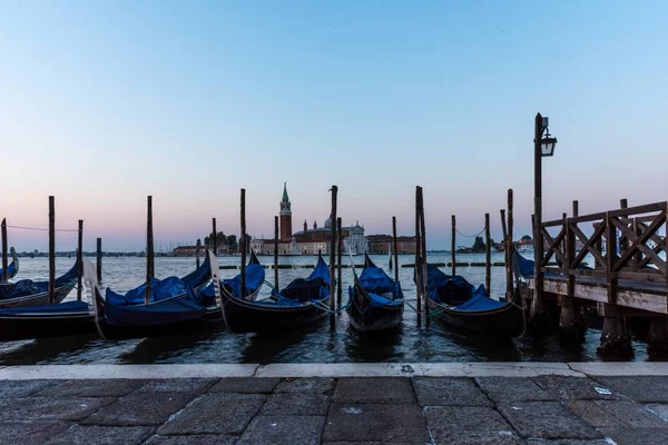イタリアのヴェネツィアの運河に停められたゴンドラの高角度ショット — ストック写真