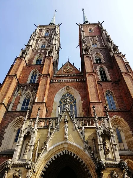 Bottom view of the Cathedral of St. John the Baptist in Warsaw, Poland  under the blue sky — Stock Photo, Image